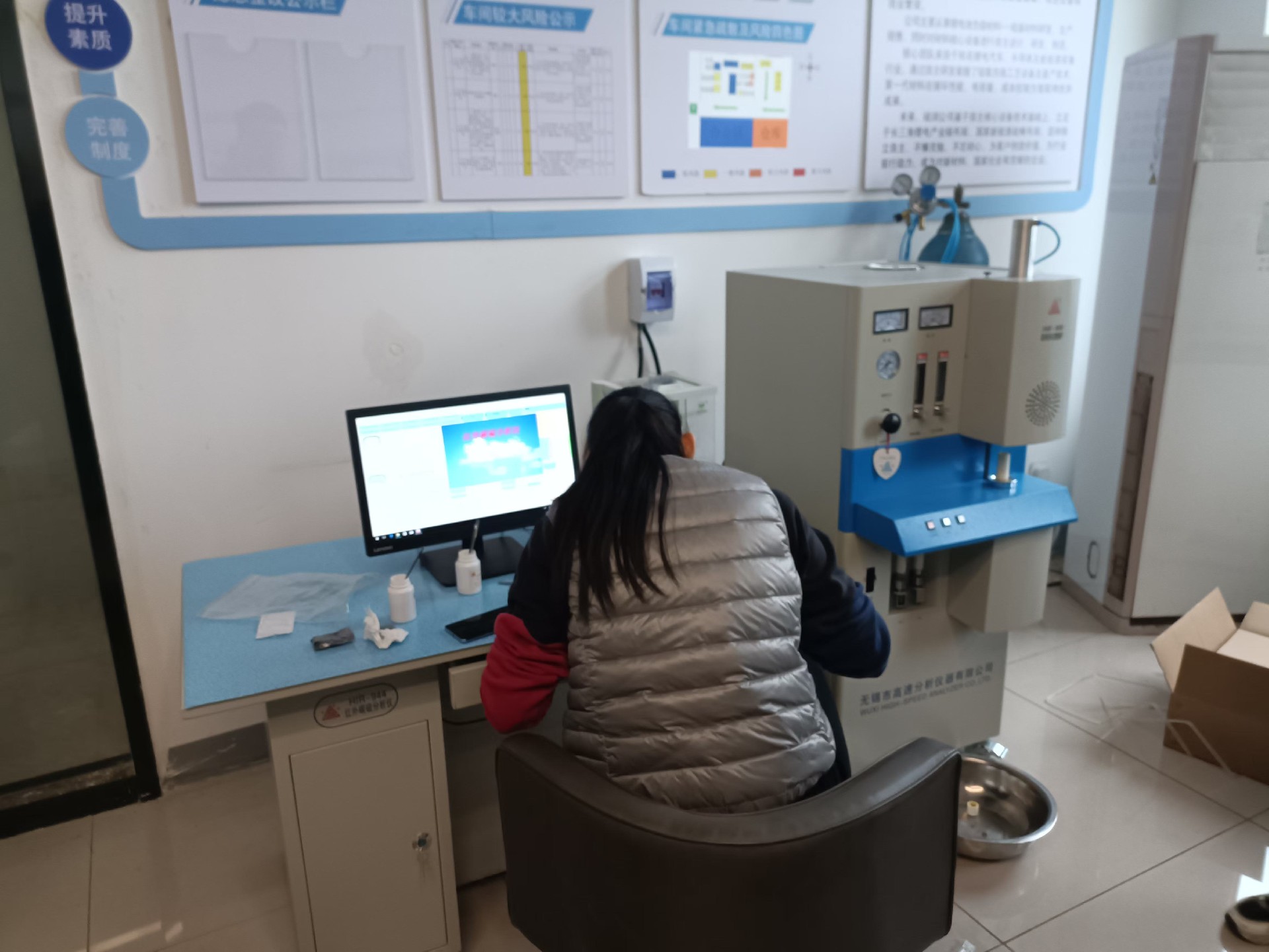 硅潤安裝調試現(xiàn)場.jpg